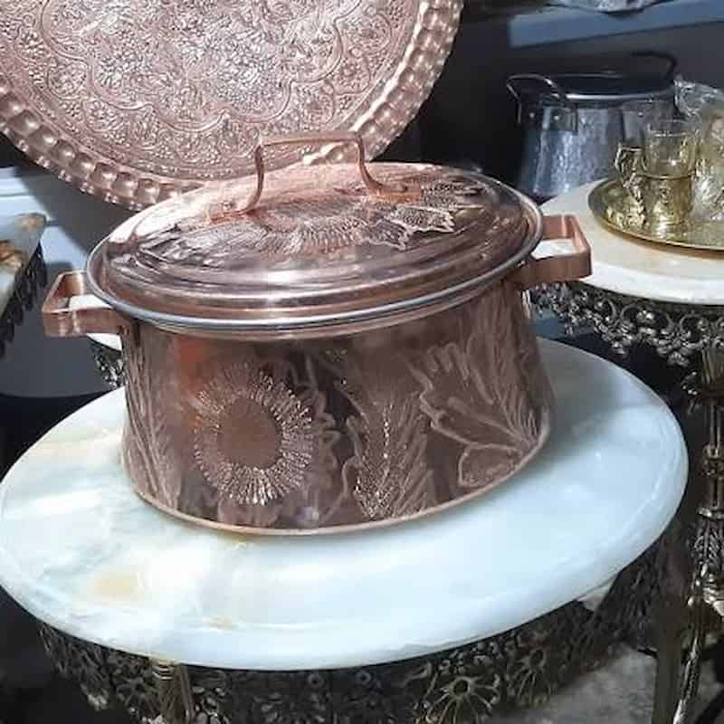 قابلمه مسی طرح‌ دار با الگوی هندسی روی بدنه